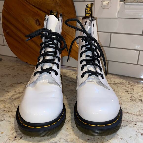 Doc Dr Martens $150 11821 White Gloss Leather Boots 8 Eyelet US Women’s 7 - Picture 5 of 15